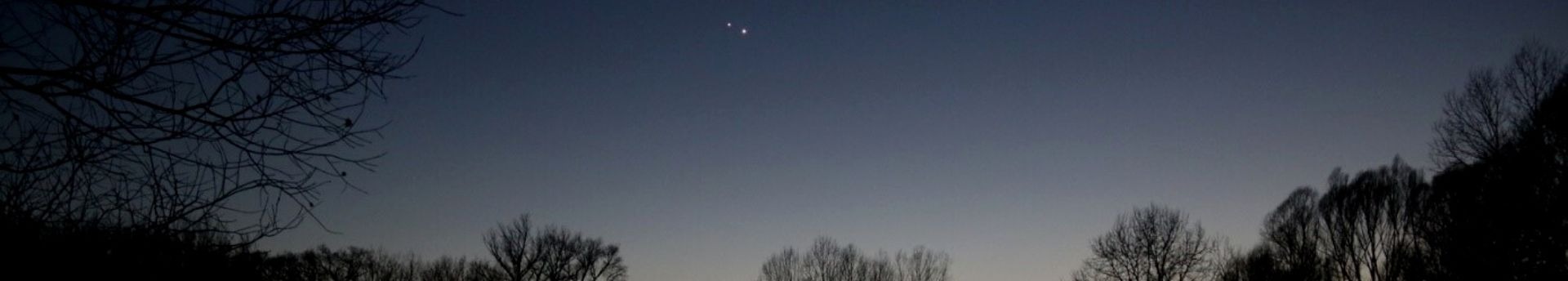 Látványos szabadszemes együttállásban vár az esti égbolt három legfényesebb égiteste: egymás után sorakozik a Jupiter, a Holdsarló és az Esthajnalcsillag