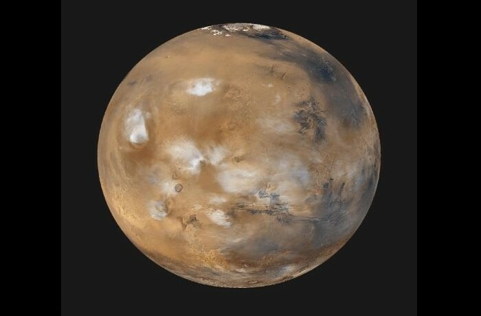 Mars mellett döngicsélnek az M44 nyílthalmaz csillagai