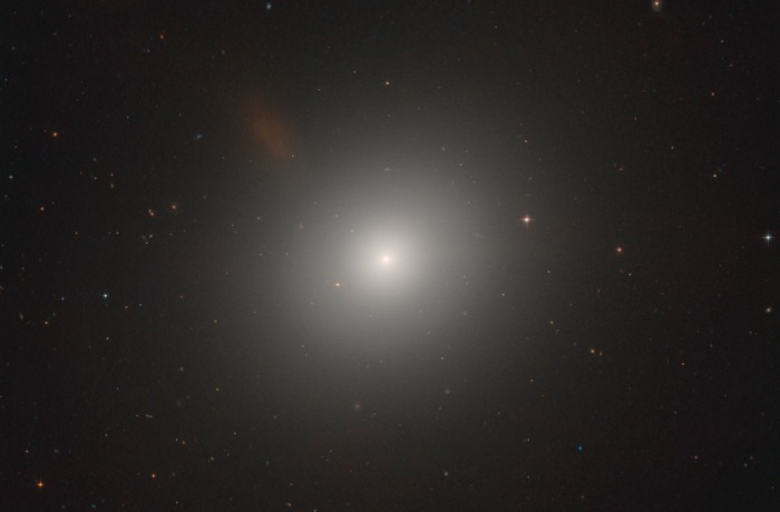 Messier 105 – elliptikus galaxis az Oroszlánban