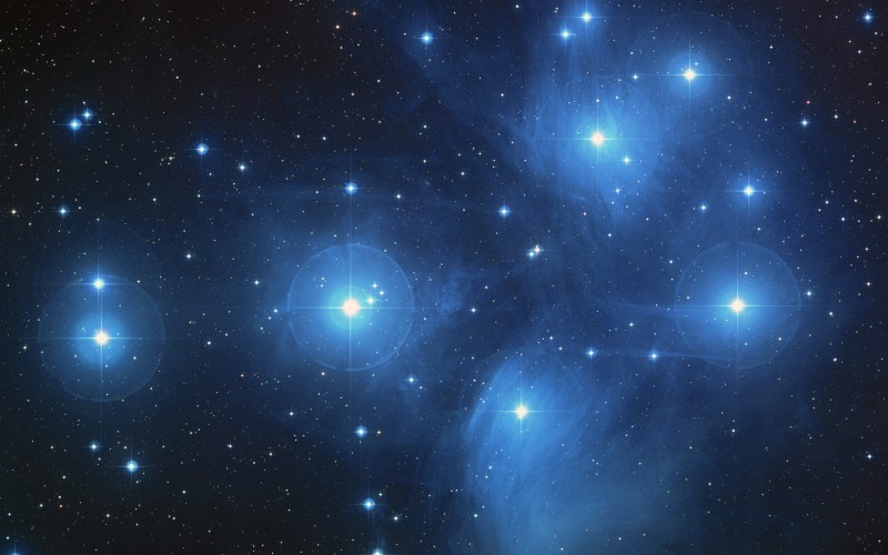 A Fiastyúk a Digitized Sky Survey képén.