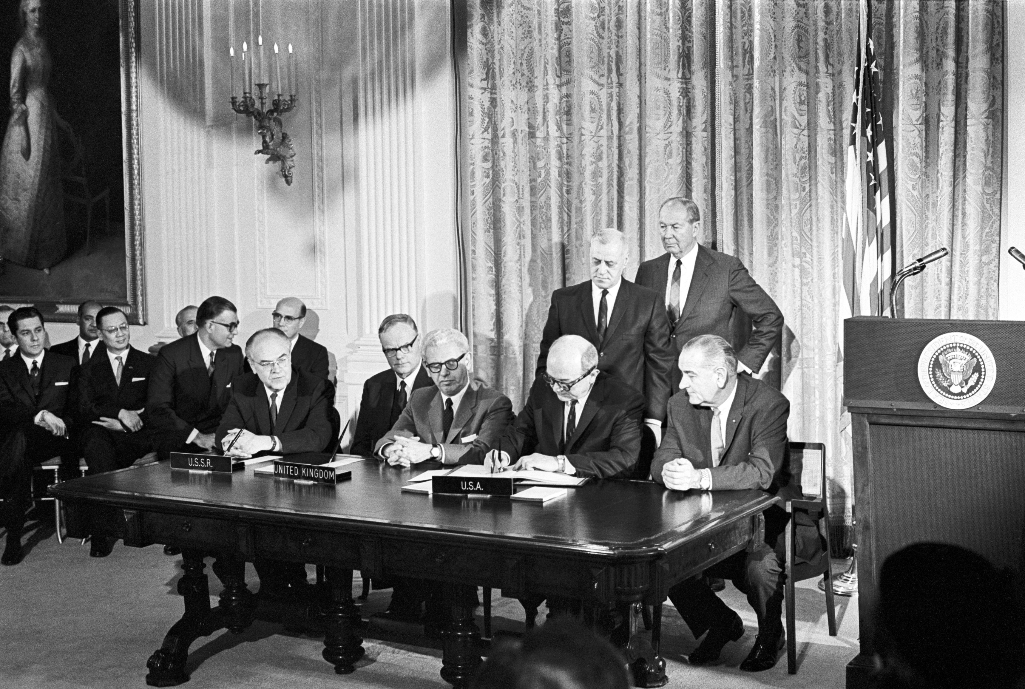 AZ EGYEZMÉNY ALÁÍRÁSA 1967. JANUÁR 27-ÉN. FORRÁS: WIKIMEDIA COMMONS